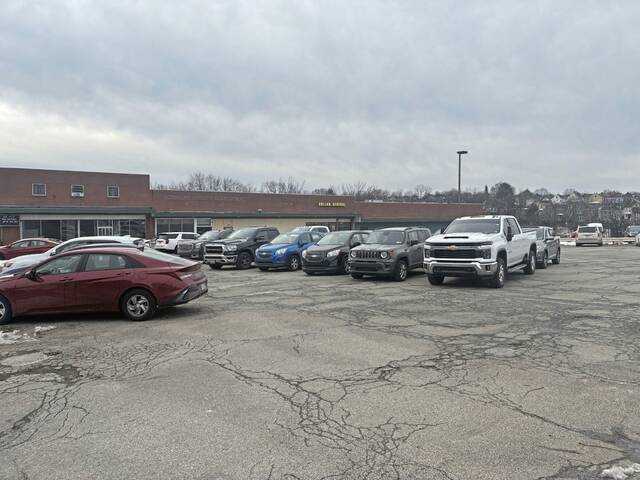 9110787_web1_gtr-GbgPlazaSold01