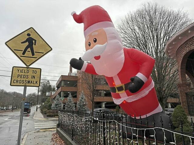 9113801_web1_sew-lo-Santa