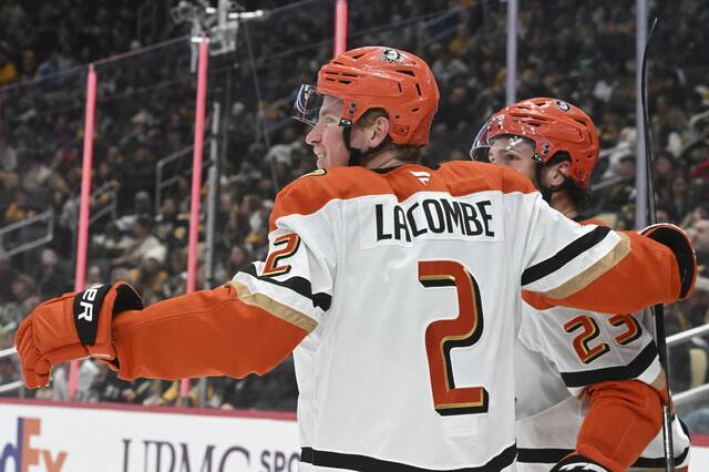 9114383_web1_ptr-PensDucks07-121025