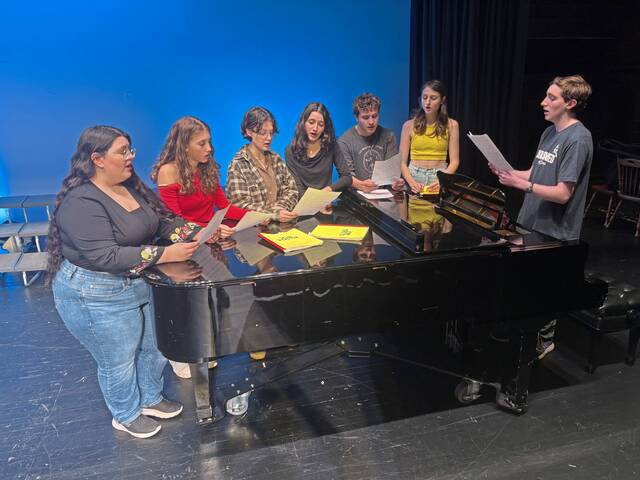 9120648_web1_HER-FoxPlayPreview5-103025