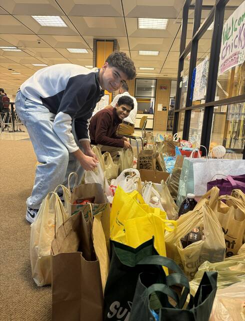 9124328_web1_naj-NAfooddrive2boys-012226