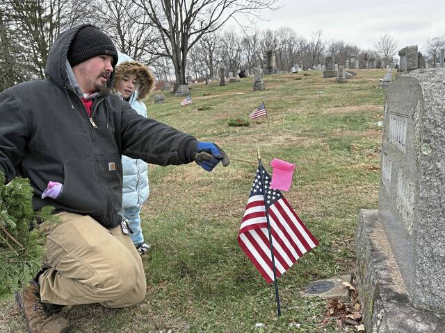 9126283_web1_gtr-WreathsJeannette5-121425