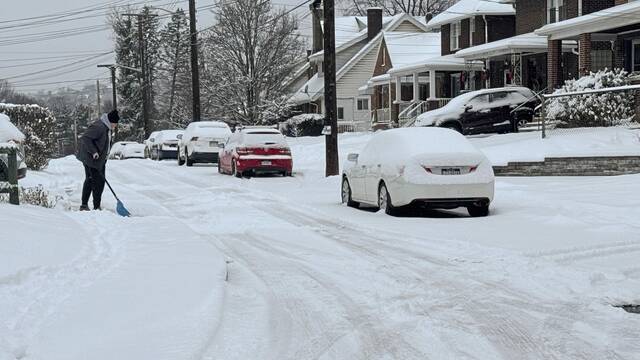 9128028_web1_Snow-SwisshelmPark-121425-4