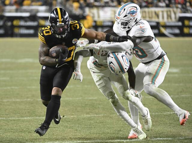 9130660_web1_ptr-SteelersDolphins15-121625