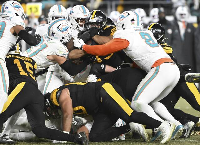 9130660_web1_ptr-SteelersDolphins25-121625