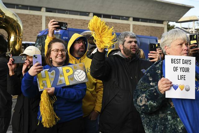 9133462_web1_ptr-volleyballsendoff002-121725