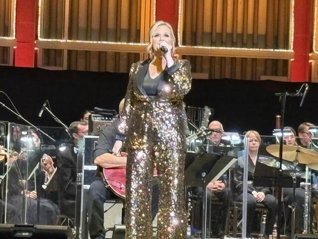 Trisha Yearwood melds country and Christmas spirit with the PSO at Heinz Hall