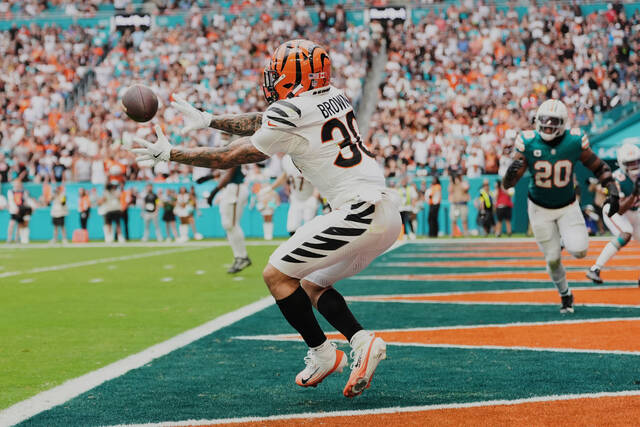 Joe Burrow throws for 309 yards, 4 TDs as Bengals rout Dolphins