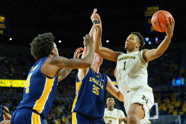 No. 2 Michigan closing gap on No. 1 Arizona in AP Top 25