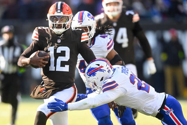 Browns beset by injuries on offense while still trying to evaluate Shedeur Sanders