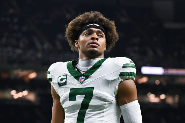 Jets place QB Justin Fields on injured reserve, ending disappointing season