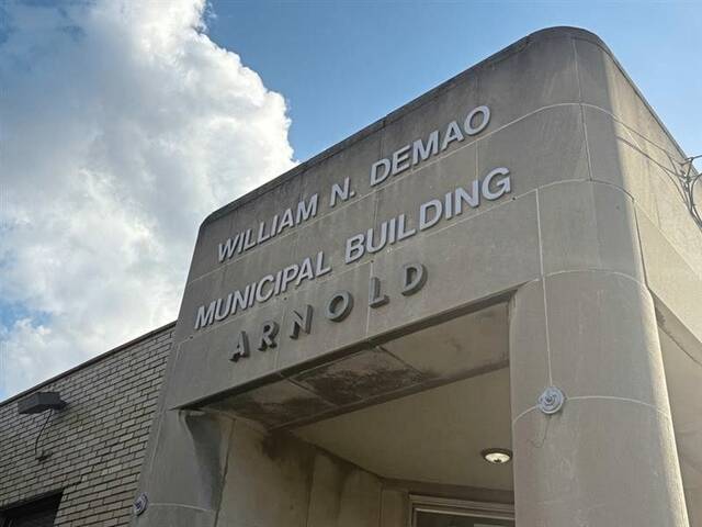 Arnold inks contract with public works employees