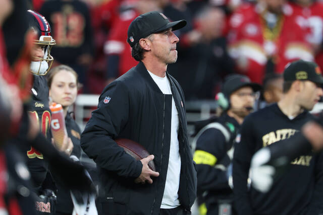 After years of trying to hire him, 49ers’ Mike Shanahan now faces Eagles’ Vic Fangio in wild-card game