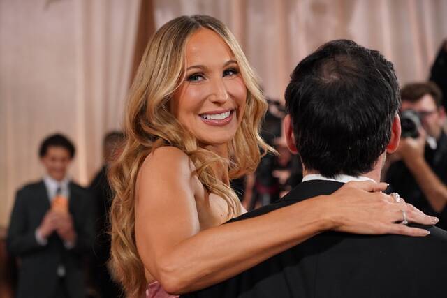 Nikki Glaser kicks off Golden Globes, Teyana Taylor wins first award