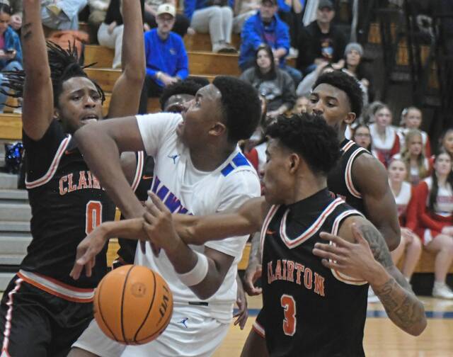 Big second quarter helps Jeannette defeat Clairton in boys basketball showdown