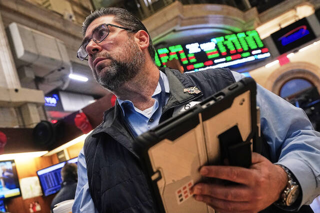 Wall Street strengthens as Big Tech bounces back and oil prices ease