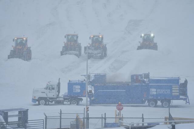 
			
				                                <span style="background-color: rgb(255, 255, 255); font-family: Georgia, Times, serif, "Lucida Grande", Tahoma, Arial, Verdana, sans-serif; font-size: 16px;">Airport crew plows snow during a winter storm in Philadelphia on Sunday. (AP) </span>

			
		