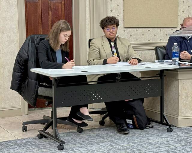 Oakmont Council welcomes 2 student representatives