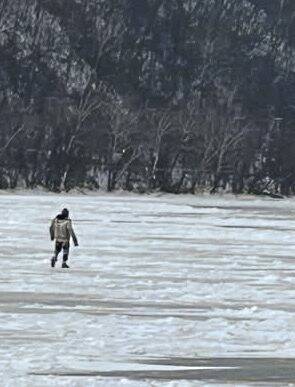 Man fleeing police runs onto frozen Allegheny River, authorities say