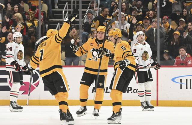 Penguins spread the wealth, rout Blackhawks to extend winning streak to 5