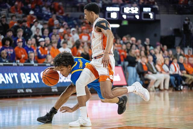 Late rally insufficient to overcome sluggish start, as Pitt falls at No. 22 Clemson