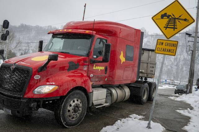 Springdale tries to stay out of dispute over railroad crossing