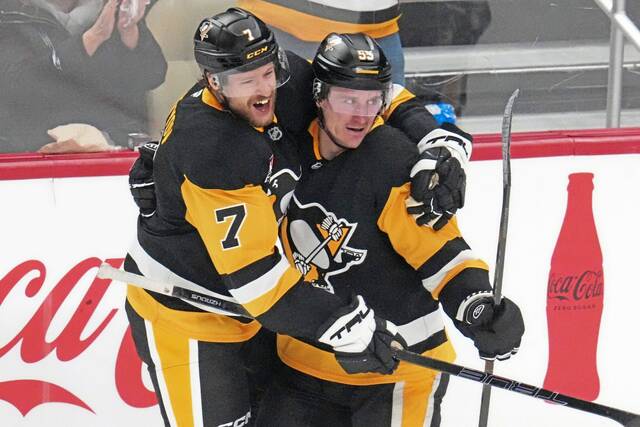 Surging Penguins honor 2016 Stanley Cup squad, hold off Rangers for 6th straight victory