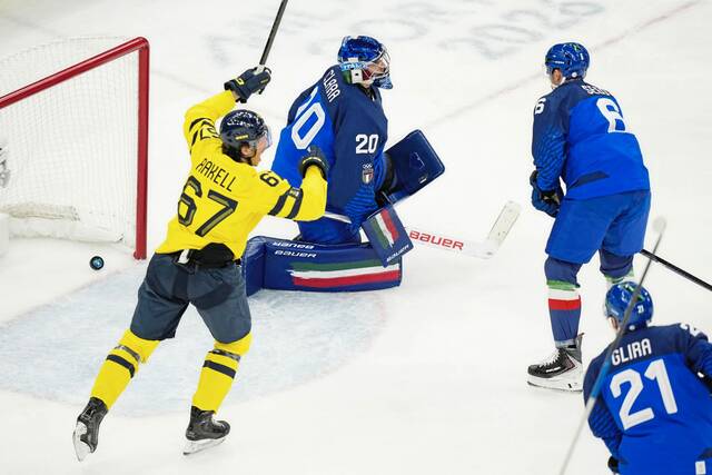 Penguins’ Erik Karlsson, Rickard Rakell get assists in Sweden’s win over Italy
