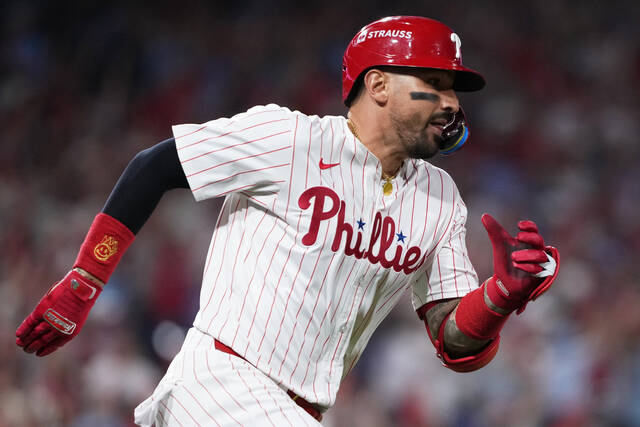 Padres sign ex-Phillies slugger Nick Castellanos, pitchers Canning and Márquez, AP source says