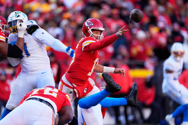 Chiefs restructure Patrick Mahomes’ contract, lowering 2026 cap hit