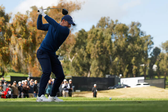 Rory McIlroy handles rain, then wind to share clubhouse lead at Riviera