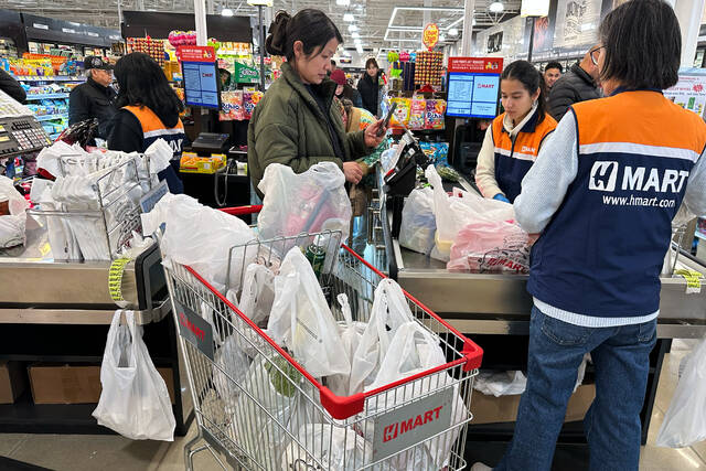 U.S. consumer confidence improves modestly in February