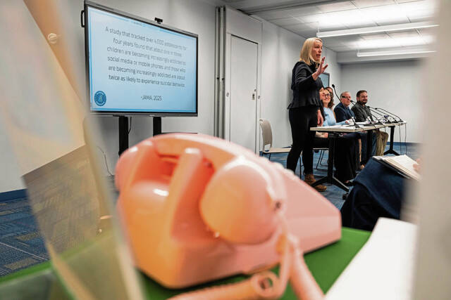 Town hall about proposed state cellphone ban in schools draws crowd