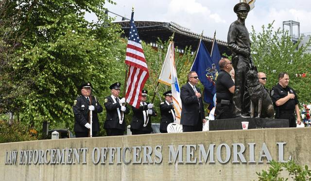 9341177_web1_ptr-statue-02-080915