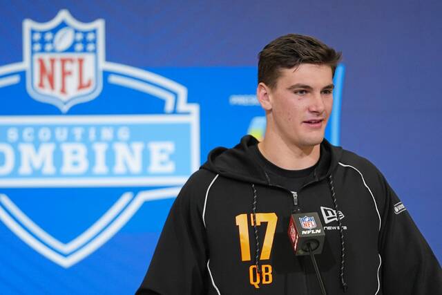 ‘Just 2 guys talking ball:’ 1st-rd QB prospect Ty Simpson, Steelers coach Mike McCarthy meet