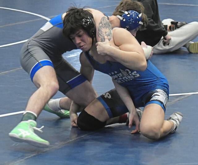 Hempfield, Penn-Trafford wrestlers have big 1st night at PIAA West Regional