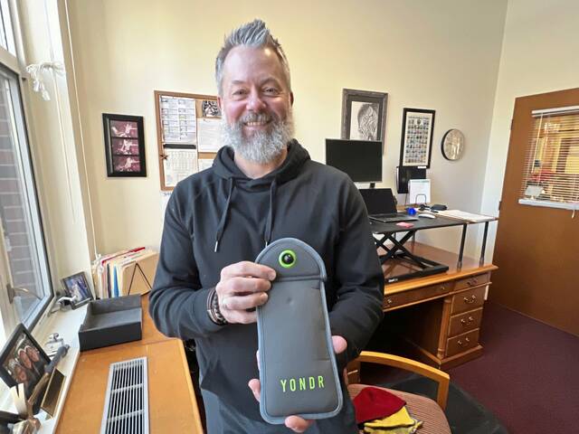 9317730_web1_her-ssacellphone-030526