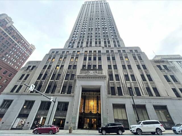 Man who climbed to top of Gulf Tower in Downtown Pittsburgh caught after returning to get hoodie, police say
