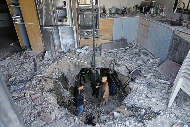 9347982_web1_ap26070355005287