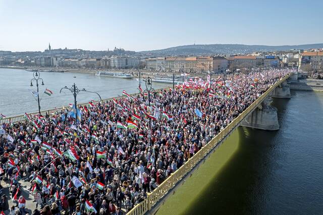 9347987_web1_ap26074447731153