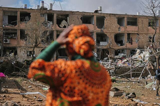 9347999_web1_ap26081263464013