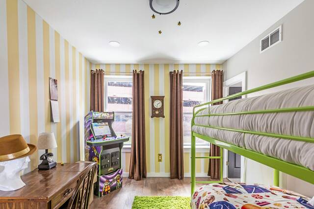 9364016_web1_ptr-willywonkaairbnb7-030626