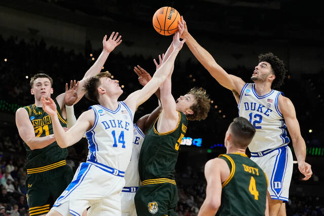 No. 1 overall seed Duke survives 16-seed Siena