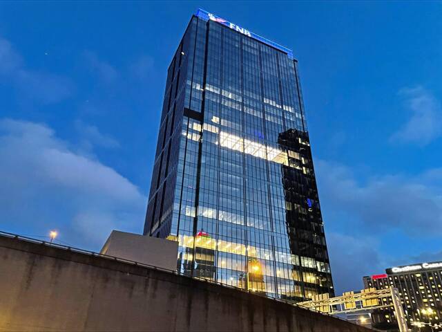 Mystery daredevil parachutes off Downtown skyscraper