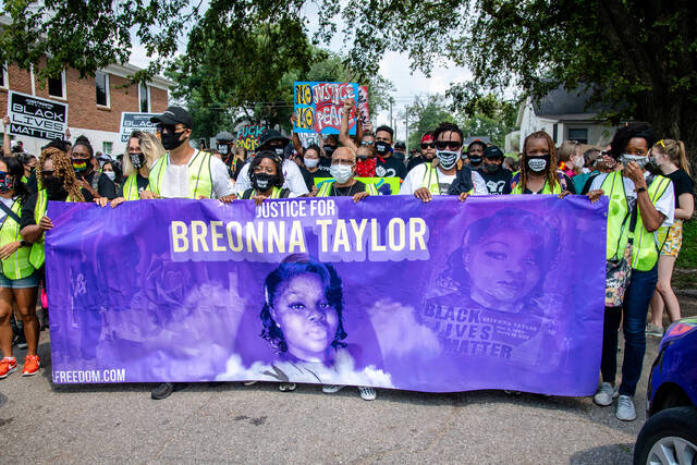 Feds move to dismiss charges against officers accused of falsifying warrant in Breonna Taylor raid