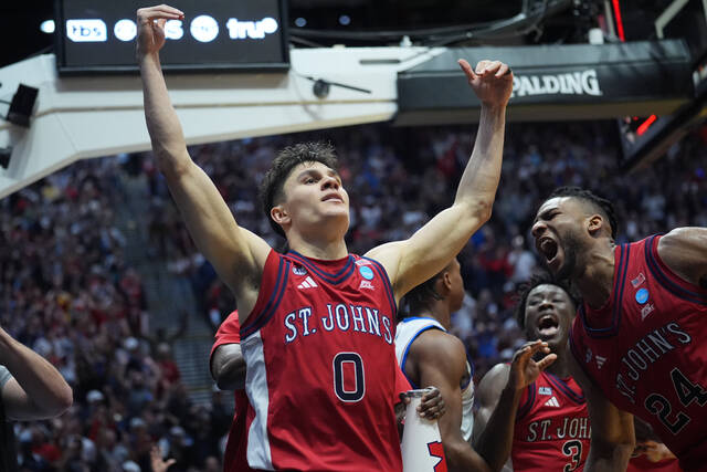 Dylan Darling hits driving layup at buzzer, St. John’s beats Kansas 67-65 in March Madness thriller<span class="headline-video">Video <i class="fa-solid fa-circle-play"></i></span>