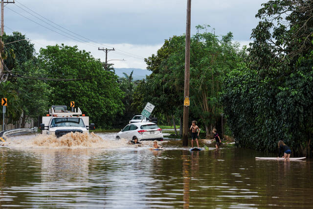 Maui braces for storm as Oahu lifts evacuation orders