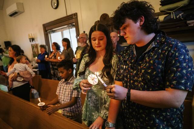 Community gathers to mourn teens killed in Sewickley Twp. crash