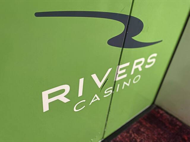 2 injured in casino garage crash