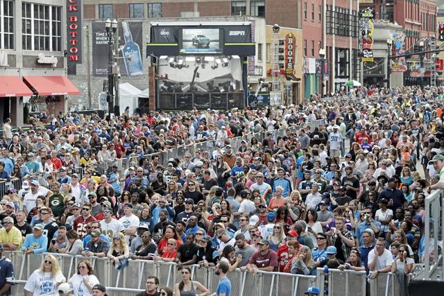 How many fans have attended the NFL Draft at past host cities?